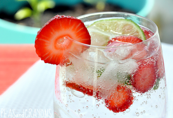 This Skinny Strawberry Lime Spritzer is light and fruity!
