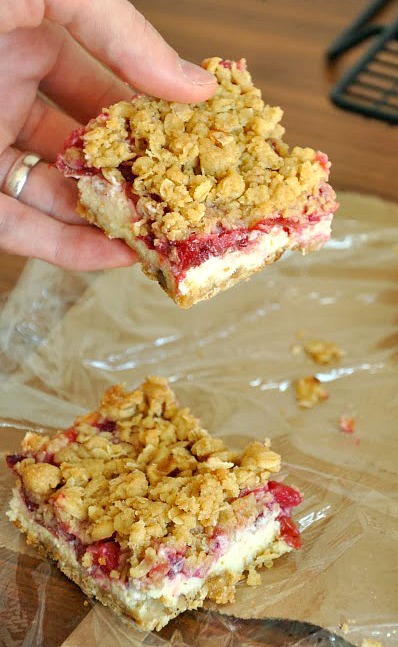 Cranberry Cheesecake Streusel Bars :: Use leftover cranberry sauce to whip up this delicious gluten-free treat!