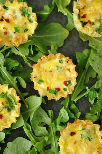 Mini Phyllo Quiche Cups :: These tasty breakfast bites are ready to scarf in just 15 minutes! Perfect for brunch!