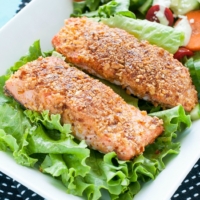 Sriracha Almond Crusted Salmon Filets :: quick, easy, and loaded with nutrients! You're gonna love this protein-packed dish!