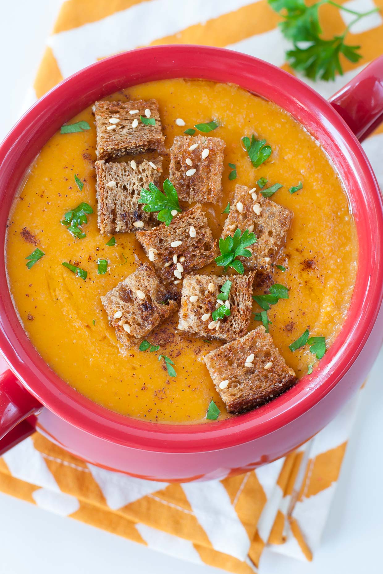 Easy Roasted Carrot and Sweet Potato Soup with Garlic Bread Croutons : this velvety vegetarian soup is full of flavor and so easy to make!