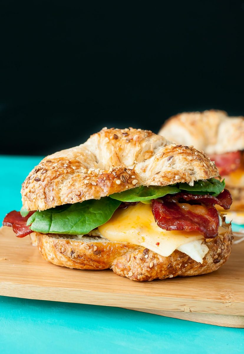 Croissant Breakfast Sandwich con bacon, uova e formaggio